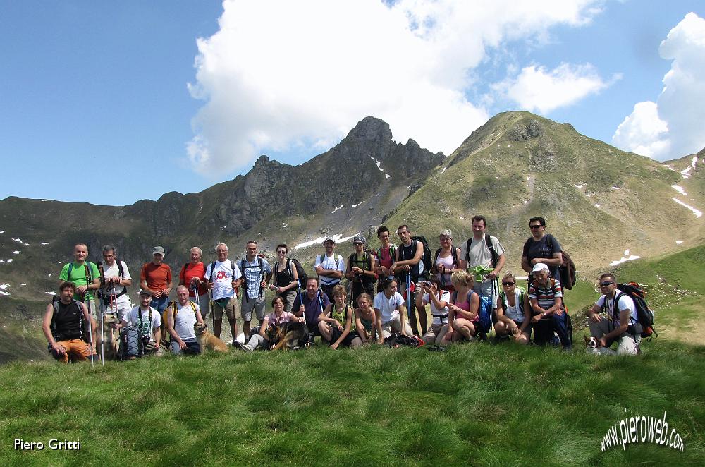 14 Il gruppo con alle spale le cime da salire(foto Piero).jpg